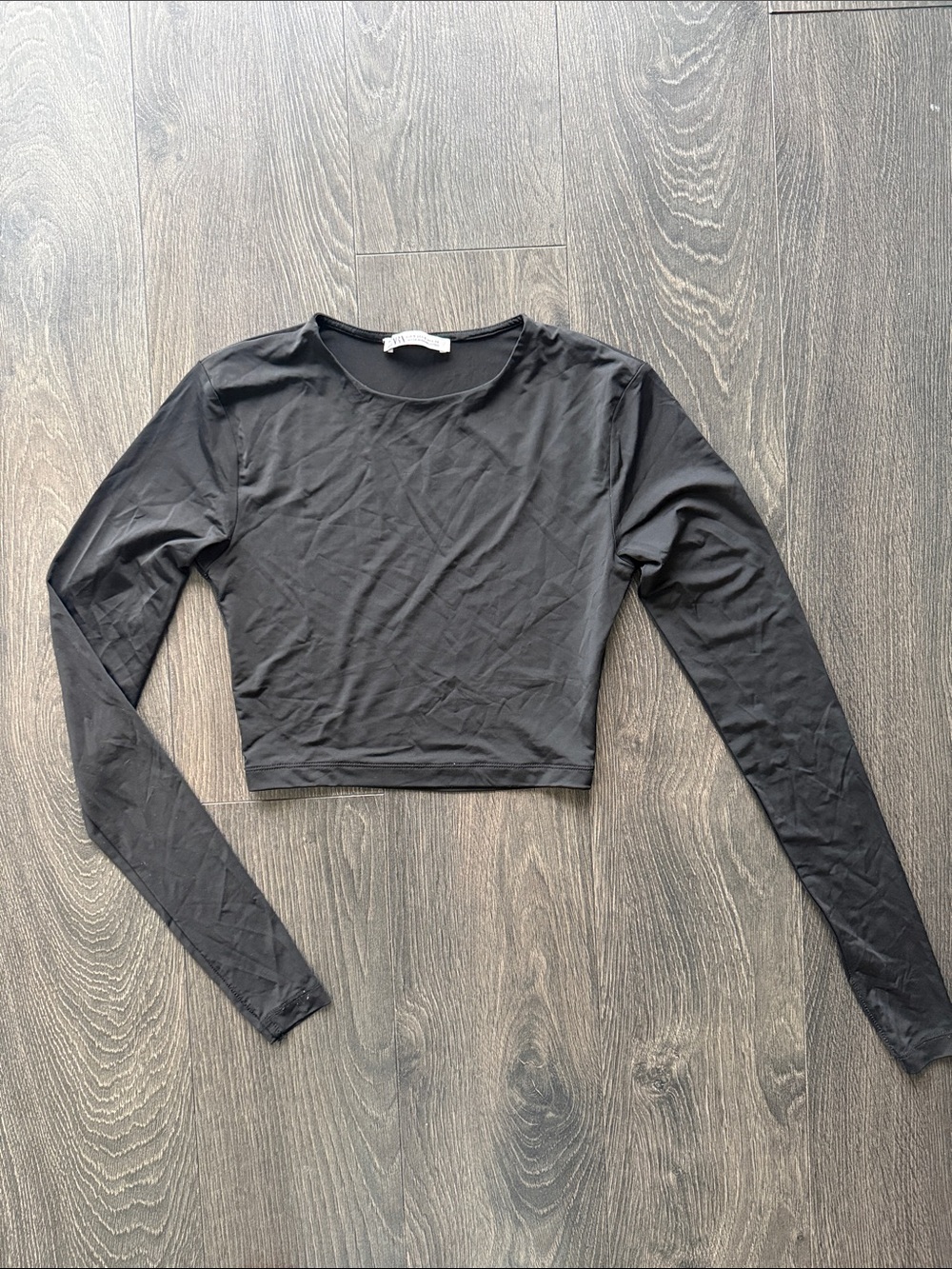 Women's Black Long-Sleeve Cropped Top